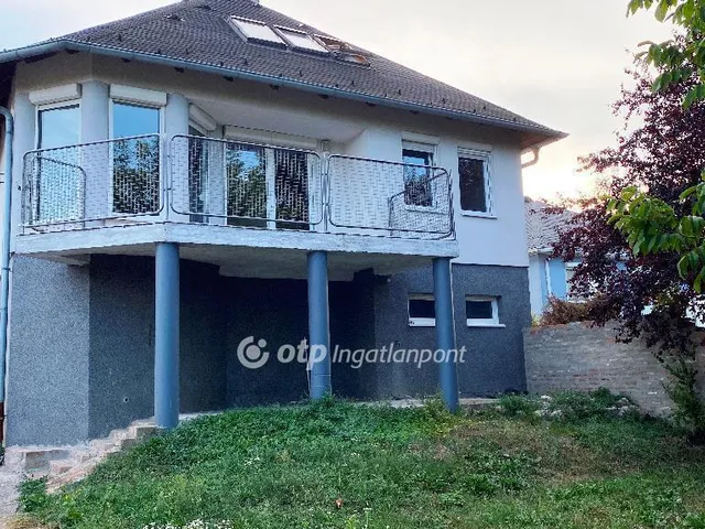 Eladó ház Győrújbarát 298 nm
