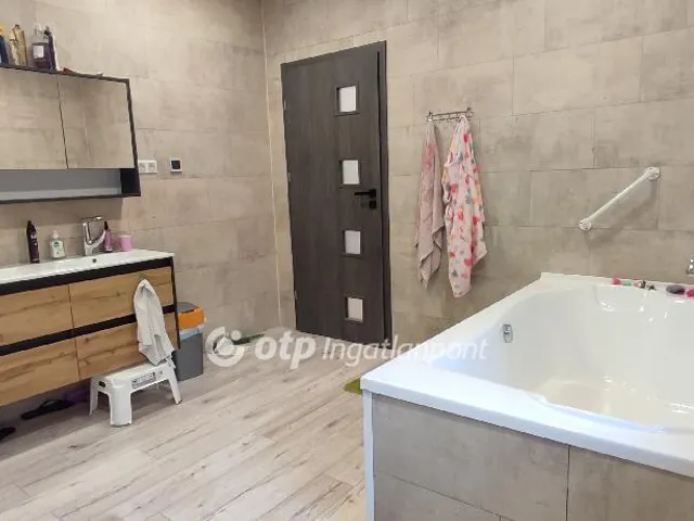 Eladó ház Pápa 360 nm