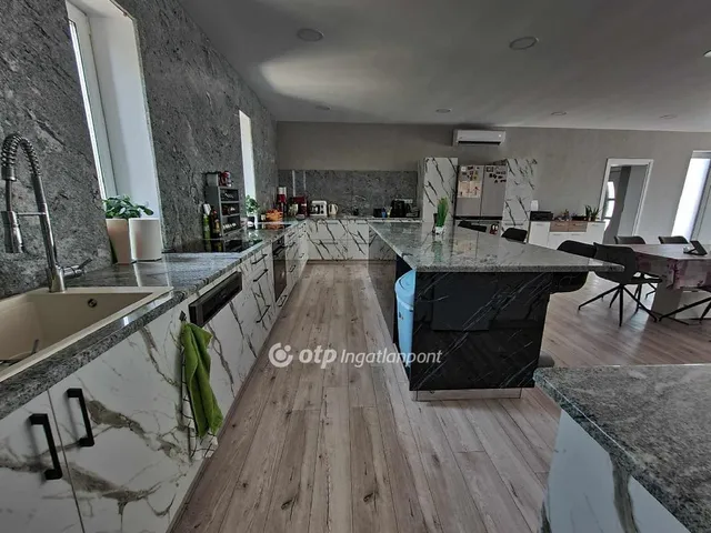 Eladó ház Pápa 360 nm