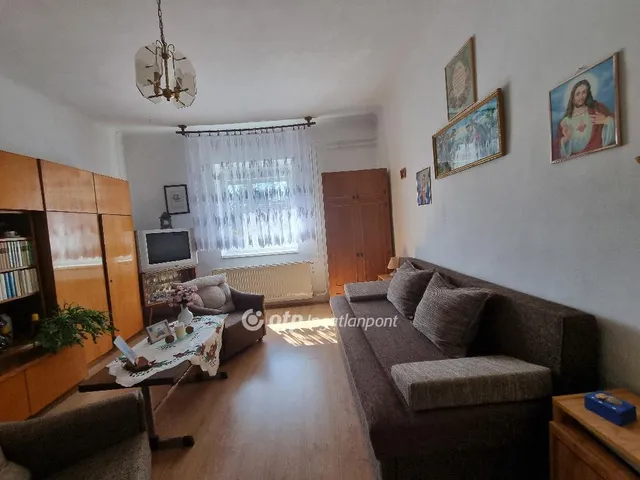 Eladó ház Pápateszér 69 nm