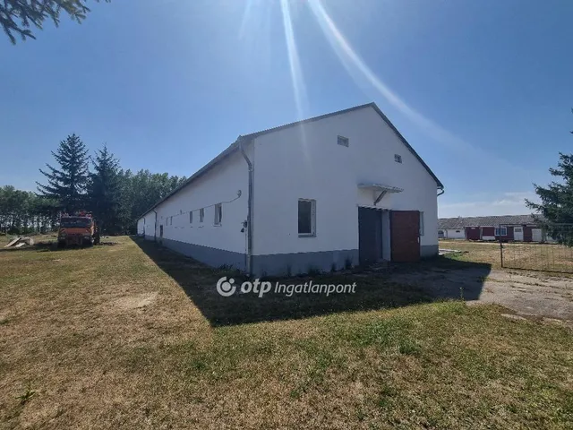 Eladó kereskedelmi és ipari ingatlan Gyarmat 1000 nm