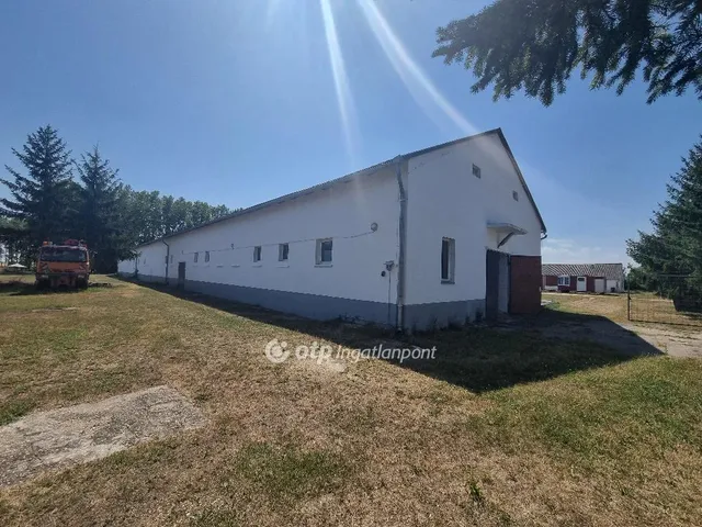 Eladó kereskedelmi és ipari ingatlan Gyarmat 1000 nm