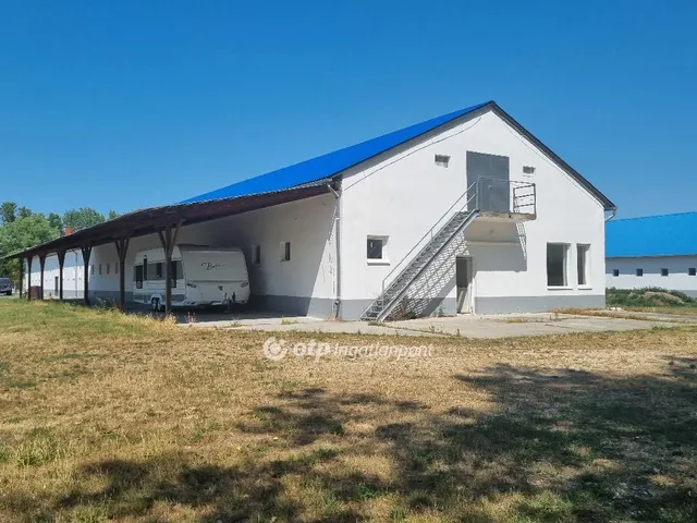 Eladó kereskedelmi és ipari ingatlan Gyarmat 1000 nm