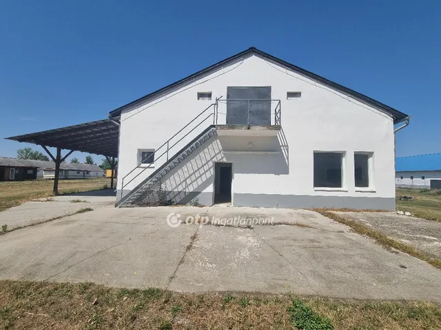 Eladó kereskedelmi és ipari ingatlan Gyarmat 1000 nm