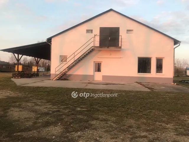 Eladó kereskedelmi és ipari ingatlan Gyarmat 1000 nm