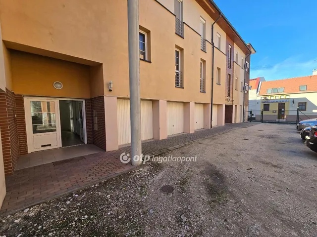 Eladó kereskedelmi és ipari ingatlan Pápa 21 nm