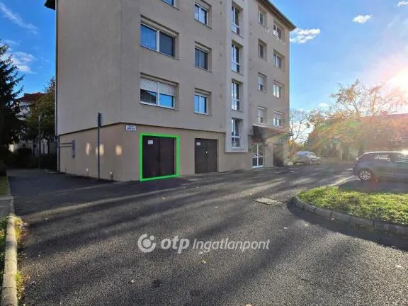 Eladó garázs Pápa 18 nm