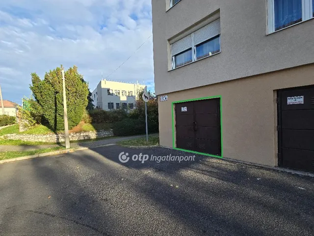 Eladó garázs Pápa 18 nm