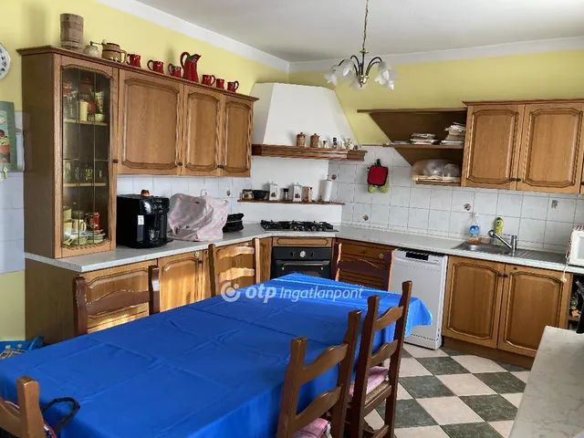 Eladó ház Ajka 200 nm