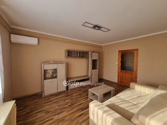 Eladó lakás Pápa, Vajda Péter-lakótelep 54 nm