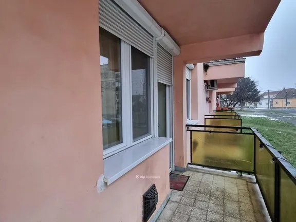 Eladó lakás Pápa, Vajda Péter-lakótelep 54 nm