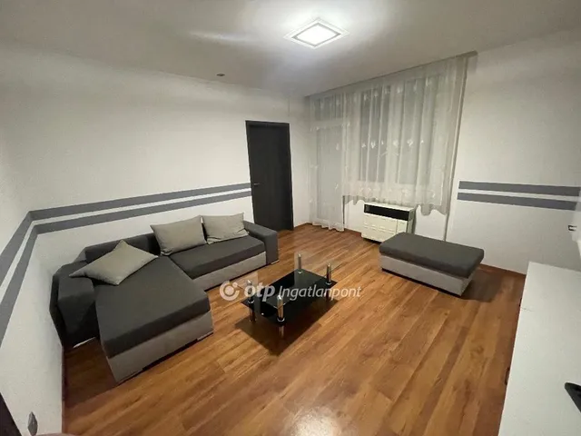 Eladó lakás Pápa, Vajda Péter-lakótelep 54 nm