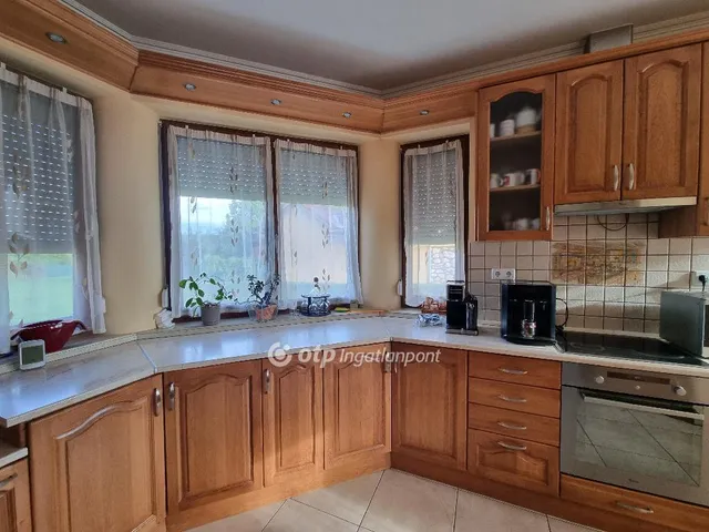 Eladó ház Bakonyszentlászló 258 nm