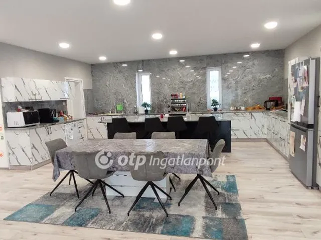 Eladó ház Pápa 360 nm