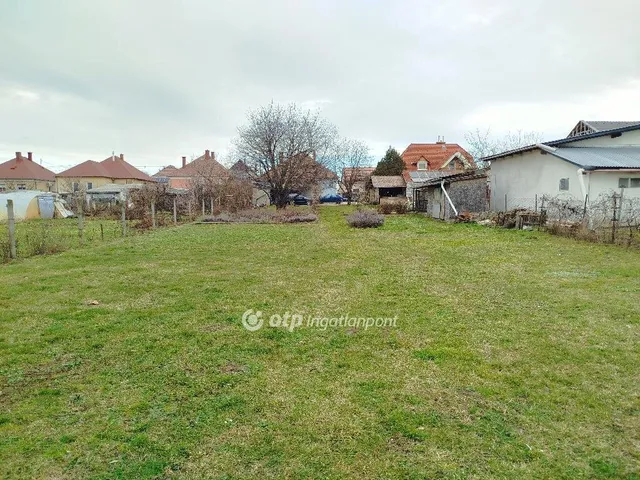 Eladó telek Pápa 735 nm