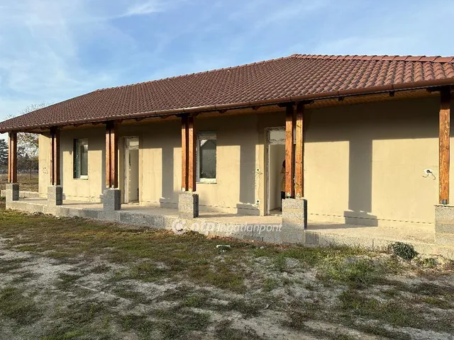 Eladó ház Dánszentmiklós 182 nm