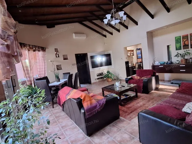 Eladó ház Jászberény 190 nm