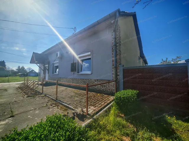 Eladó kereskedelmi és ipari ingatlan Jászfényszaru 250 nm