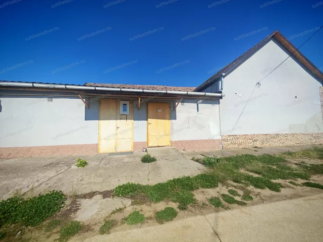 Eladó kereskedelmi és ipari ingatlan Jászfényszaru 250 nm