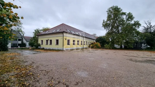 Eladó kereskedelmi és ipari ingatlan Székesfehérvár, Felsőváros 3000 nm