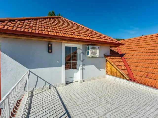 Eladó ház Budapest III. kerület, Táborhegy 174 nm