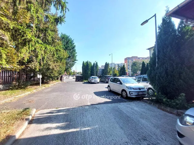 Eladó kereskedelmi és ipari ingatlan Budapest X. kerület 1716 nm