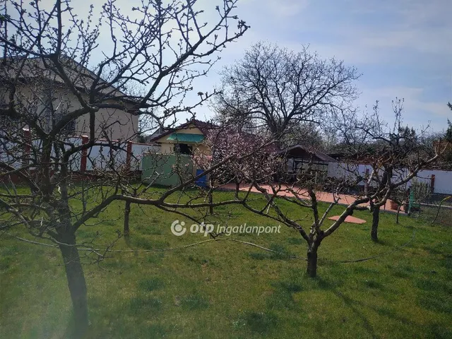 Eladó kereskedelmi és ipari ingatlan Érd 230 nm