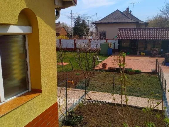 Eladó kereskedelmi és ipari ingatlan Érd 230 nm