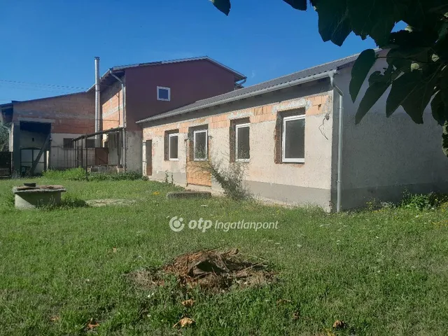 Eladó kereskedelmi és ipari ingatlan Komárom 390 nm