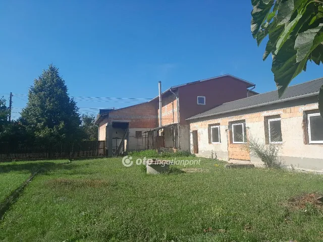 Eladó kereskedelmi és ipari ingatlan Komárom 390 nm