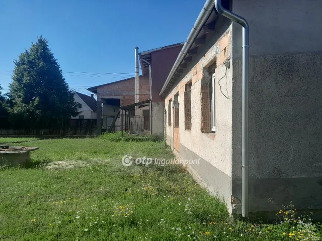 Eladó kereskedelmi és ipari ingatlan Komárom 390 nm