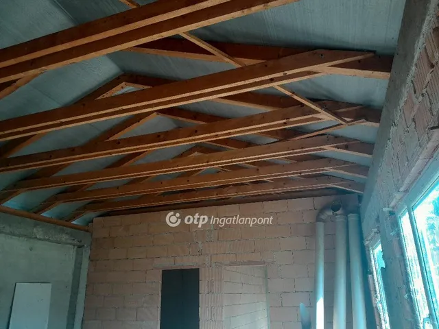 Eladó kereskedelmi és ipari ingatlan Komárom 390 nm
