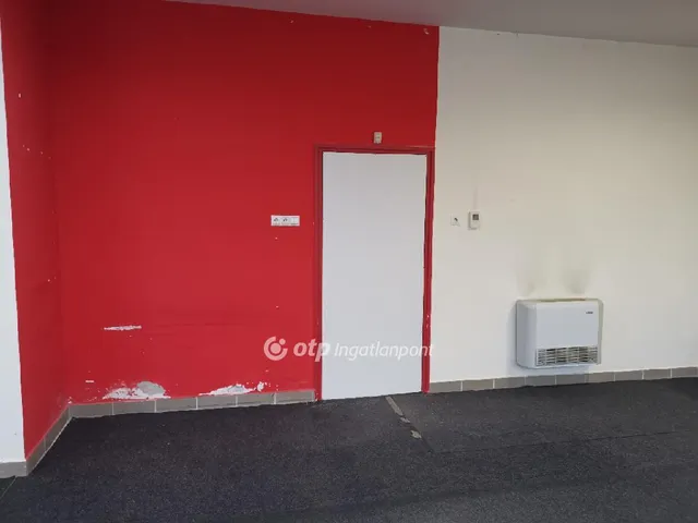 Eladó kereskedelmi és ipari ingatlan Komárom 390 nm