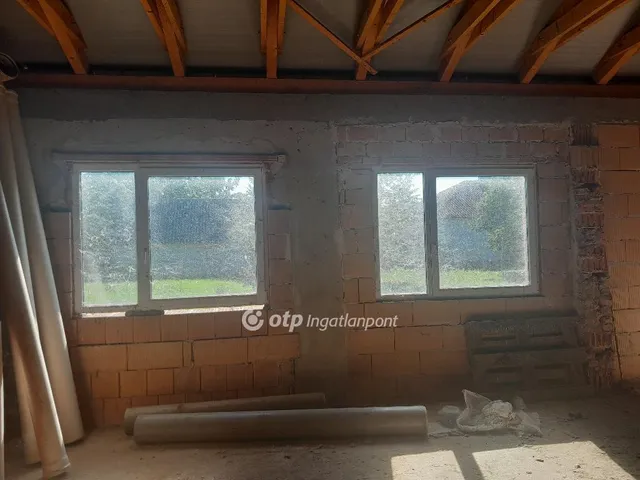 Eladó kereskedelmi és ipari ingatlan Komárom 390 nm