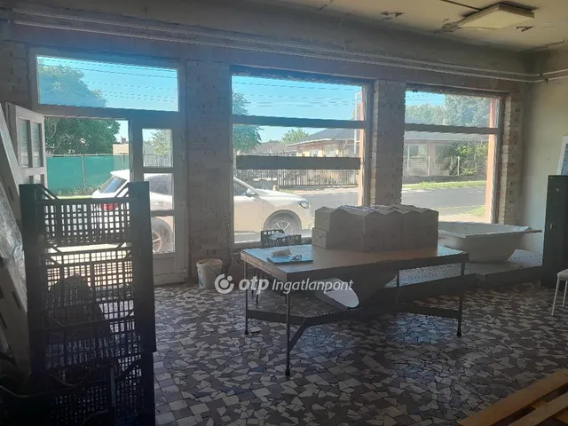 Eladó kereskedelmi és ipari ingatlan Komárom 390 nm