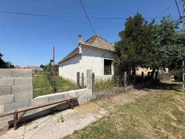 Eladó ház Naszály 60 nm