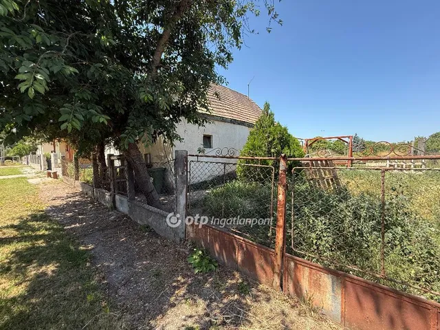 Eladó ház Naszály 60 nm