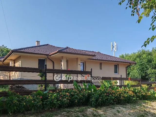 Eladó ház Kápolnásnyék 210 nm