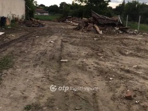 Eladó telek Gyúró 2178 nm