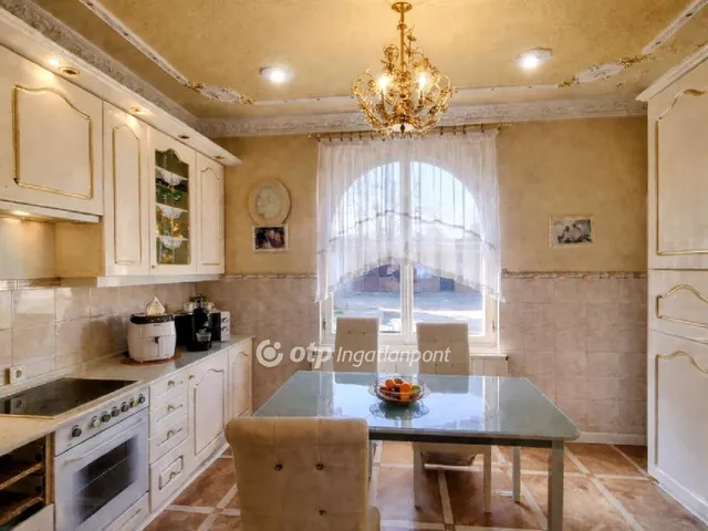 Eladó ház Érd 400 nm