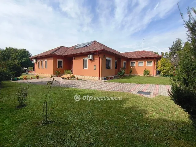 Eladó ház Kápolnásnyék 220 nm