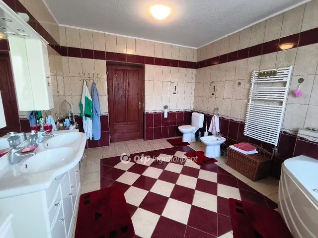 Eladó ház Kápolnásnyék 220 nm