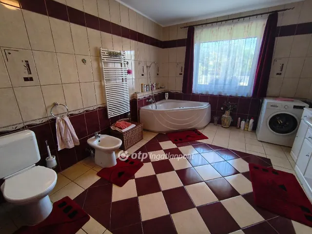 Eladó ház Kápolnásnyék 220 nm