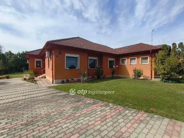 Eladó ház Kápolnásnyék 220 nm