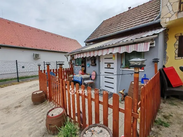 Eladó ház Tök 47 nm