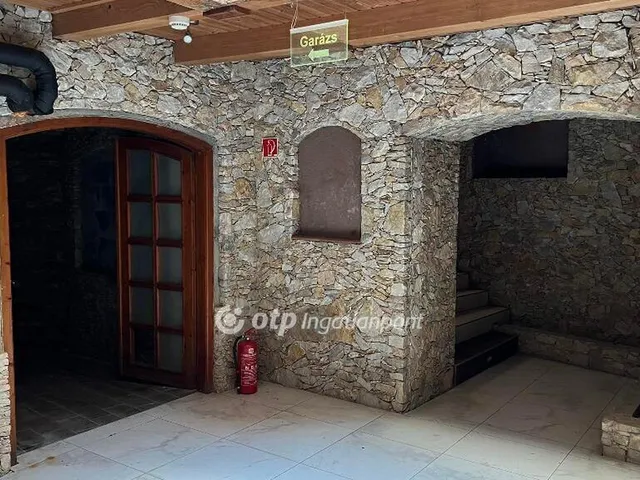 Eladó kereskedelmi és ipari ingatlan Velence 2400 nm