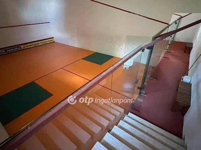 Eladó kereskedelmi és ipari ingatlan Velence 2400 nm