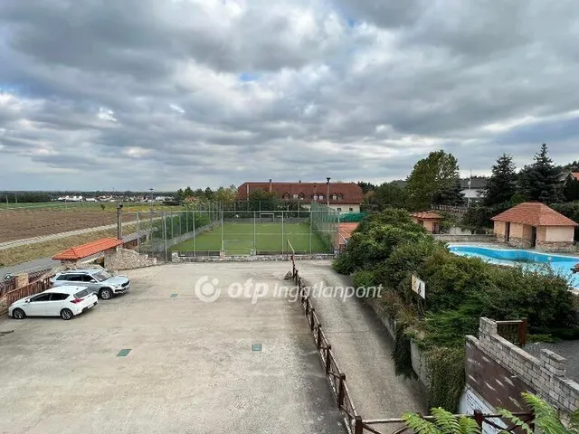 Eladó kereskedelmi és ipari ingatlan Velence 2400 nm