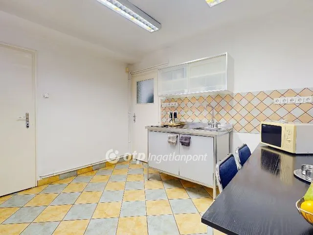 Eladó kereskedelmi és ipari ingatlan Budapest X. kerület 238 nm
