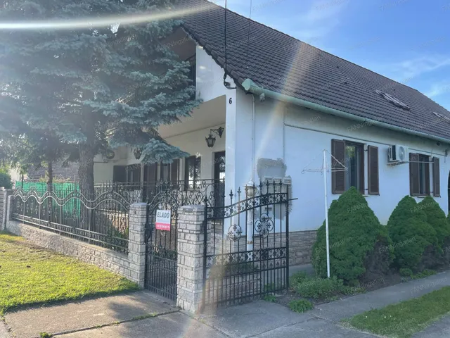 Eladó ház Almásfüzitő 267 nm